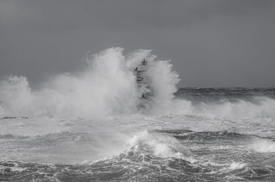 Immagini del Faro del Mangiabarche Sommerso dalle Onde