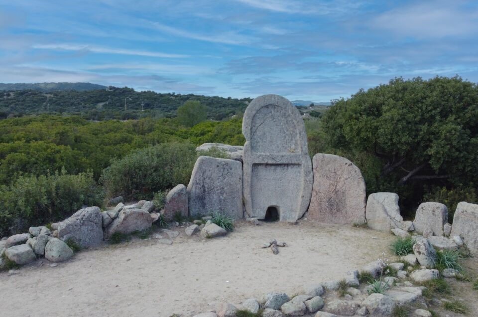 Esplora la Tomba dei Giganti Sena e Thomes di Dorgali