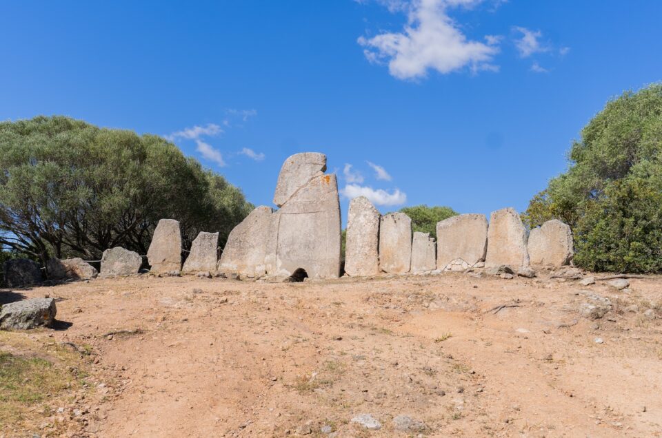 Tomba dei Giganti Li Lolghi di Arzachena: Storia e immagini