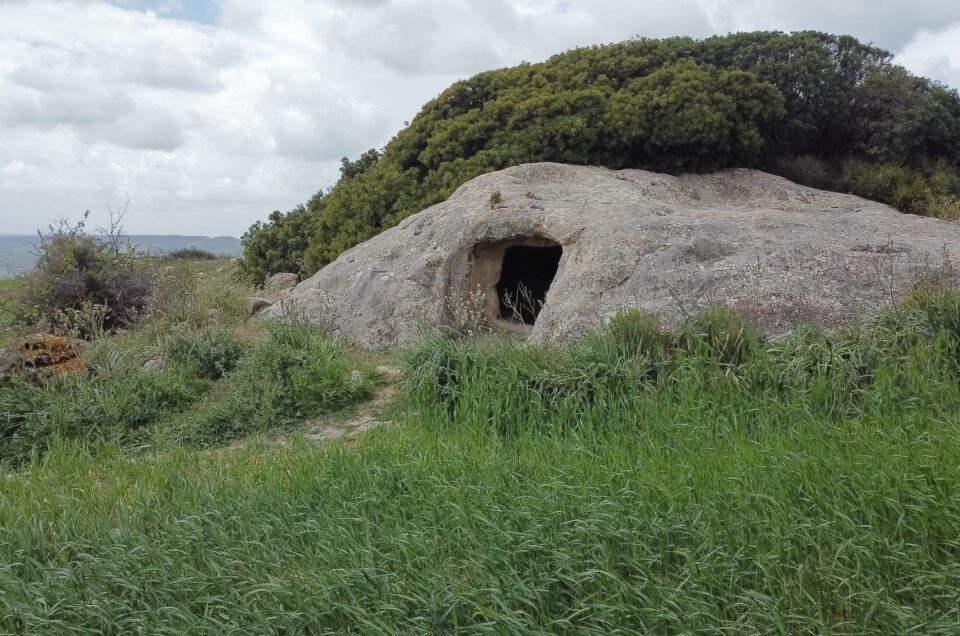 Scopri la Domus de Janas Sa Domu de Sorcu a Setzu